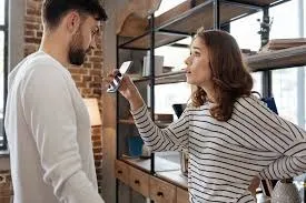 話したくないからLINEに頼ると、どんどん夫婦間の距離ができてしまいます。